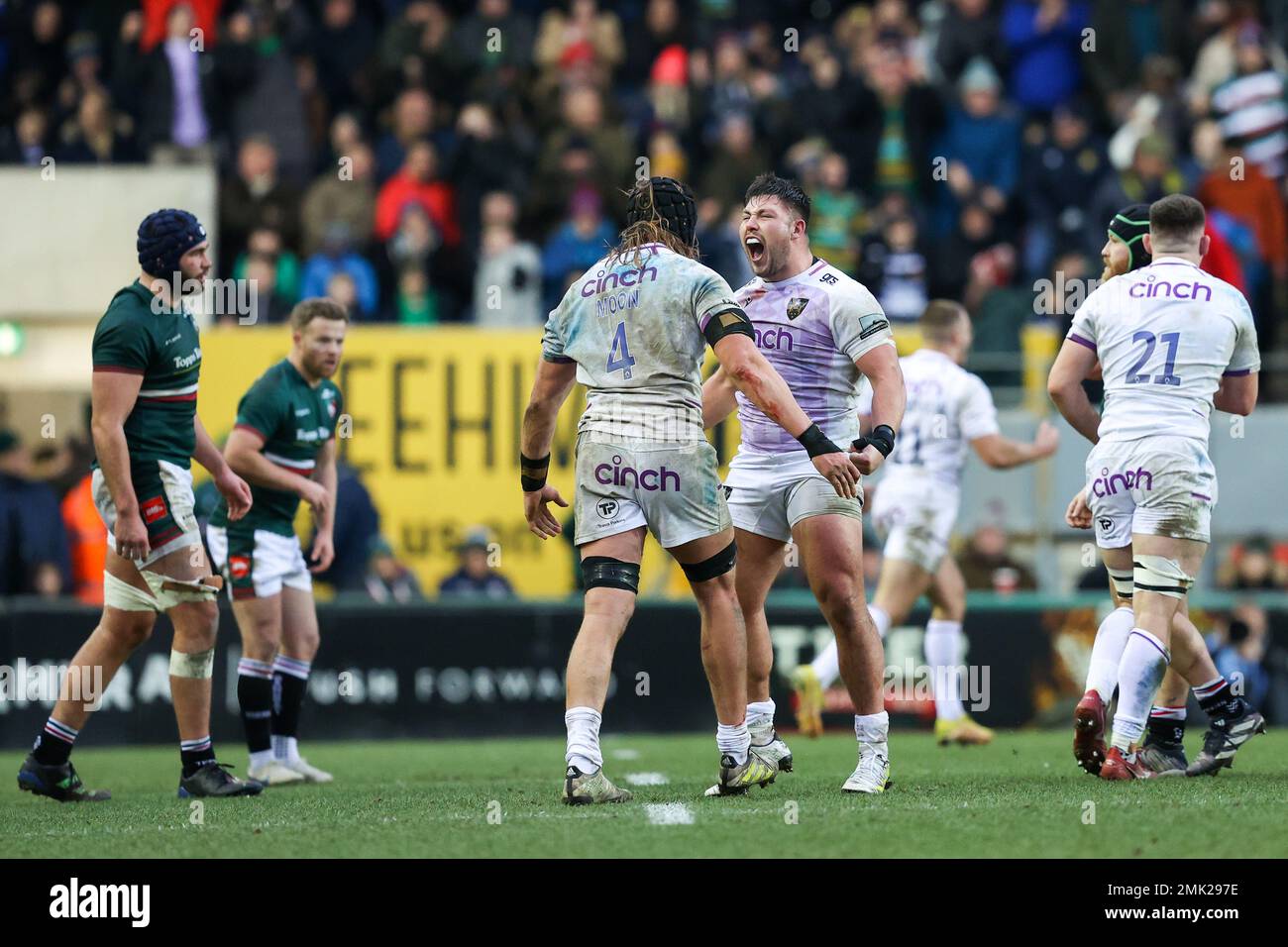 Ethan Walker de Northampton Saints et ses coéquipiers célèbrent leur victoire lors du dernier coup de sifflet lors du match Gallagher Premiership Leicester Tigers vs Northampton Saints à Mattioli Woods Welford Road, Leicester, Royaume-Uni, 28th janvier 2023 (photo de Nick Browning/News Images) Banque D'Images