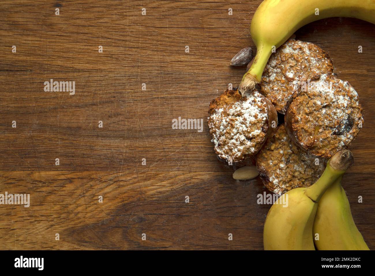 Muffins à la banane fraîchement cuits vue de dessus sur fond de bois avec espace de copie, cupcakes végétaliens sains, concept végétarien de régime Banque D'Images