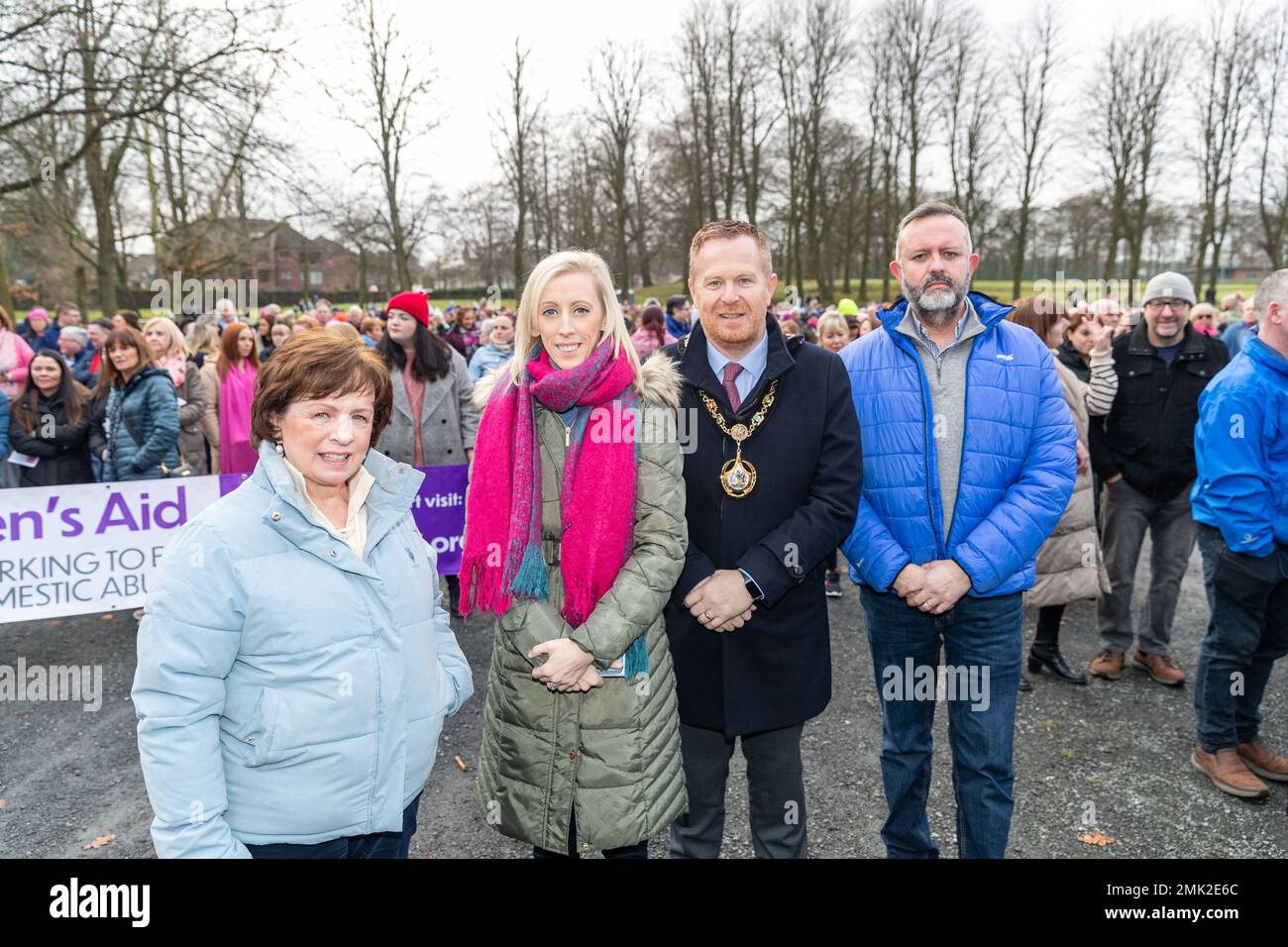 Lurgan Royaume-Uni. 28th janvier 2023 plus de 1000 personnes se sont rassemblées dans le parc de Lurgan au rassemblement pour avoir assassiné Natalie McNally. La Baronne Dodds of Duncairn, , députée de Clara Flockhart, Lord Mayor of Lurgan Councillor Paul Greenfield, Natalie Form Silverwood Green était enceinte de 15 semaines lorsqu'elle était tuée chez elle juste avant Noël 2022. Banque D'Images