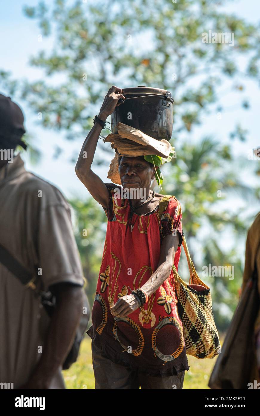 Un local porte un pot sur sa tête dans la province de Sepik est, Papouasie-Nouvelle-Guinée, le 14 septembre 2022. L'équipe d'enquête a visité plusieurs régions de la province montagneuse de Sepik est dans l'espoir de récupérer les membres du service américain disparus perdus pendant la Seconde Guerre mondiale La mission de la DPAA est de réaliser la comptabilité la plus complète possible pour le personnel des États-Unis manquant et non comptabilisé auprès de leur famille et de la nation. Banque D'Images