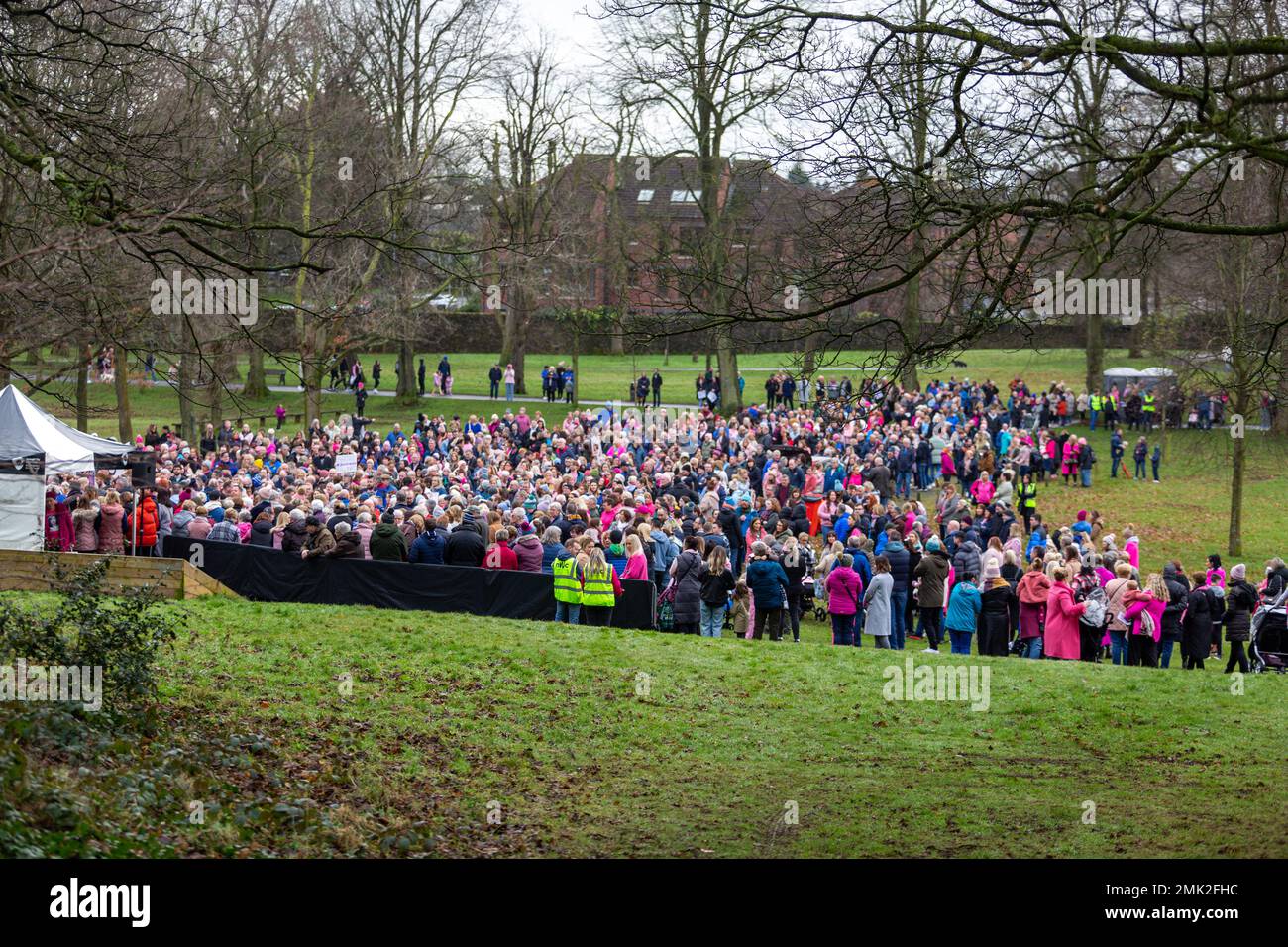 Lurgan Royaume-Uni. 28th janvier 2023 plus de 1000 personnes se sont rassemblées dans le parc de Lurgan au rassemblement pour avoir assassiné Natalie McNally. Natalie forme Silverwood Green était enceinte de 15 semaines lorsqu'elle a été tuée à sa maison juste avant Noël 2022. Banque D'Images