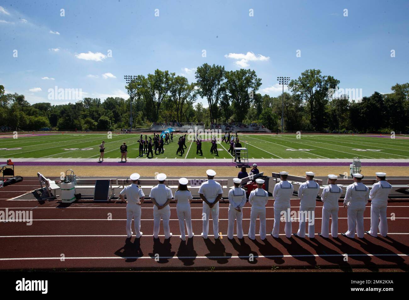 Des marins affectés à l'USS Gerald R. Ford (CVN 78) observent la bande de marche du Collège Albion au stade Sprlep-Sprandel à Albion, Michigan, 3 septembre 2022. Douze marins Ford se sont rendus au Michigan pour la visite annuelle du navire à titre de nom pour en apprendre davantage sur l’héritage du président Gerald R. Ford et pour communiquer avec les membres de la communauté locale de Grand Rapids, Ann Arbor et Albion. Banque D'Images