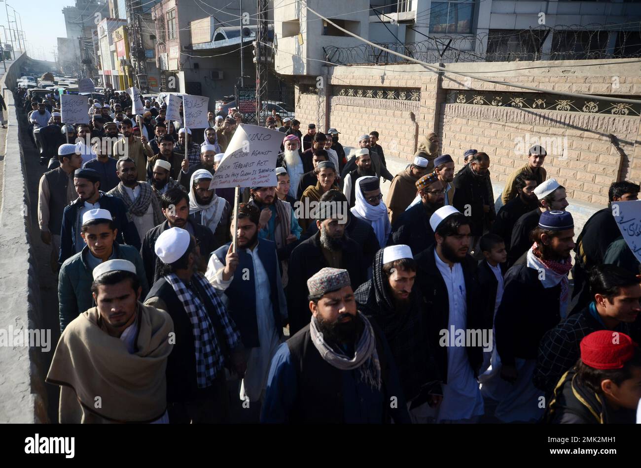 Peshawar, Khyber Pakhtunkhwa, Pakistan. 27th janvier 2023. Le parti politique islamique Jamaat-e-Islami proteste contre la Suède. Le Premier ministre pakistanais Shahbaz Sharif, plusieurs pays arabes ainsi que la Turquie ont condamné le 23 janvier l'islamophobie après que le politicien d'extrême-droite suédois-danois Rasmus Paludan ait brûlé une copie du Coran lors d'un rassemblement à Stockholm le 21 janvier. (Credit image: © Hussain Ali/Pacific Press via ZUMA Press Wire) USAGE ÉDITORIAL SEULEMENT! Non destiné À un usage commercial ! Banque D'Images