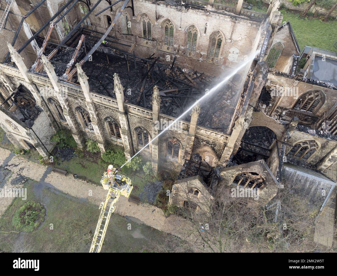 Vue aérienne de St. Mark's Church autour de St. John’s Wood cet après-midi, après un incendie massif qui a brûlé à travers son plafond dans les premières heures d’aujourd’hui. Banque D'Images