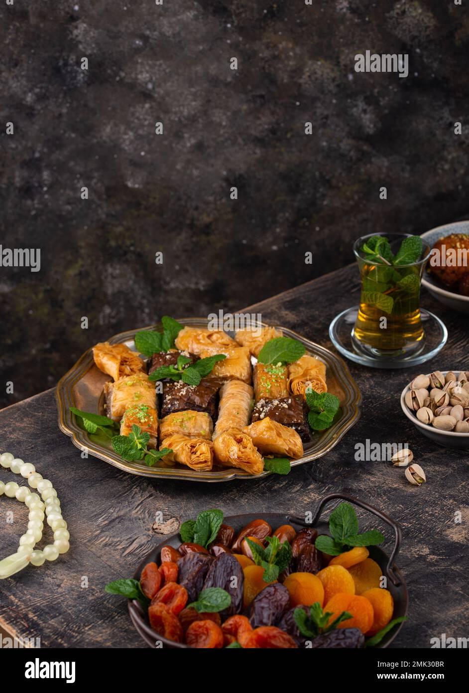 Ramadan iftar desserts traditionnels baklava et dattes Banque D'Images