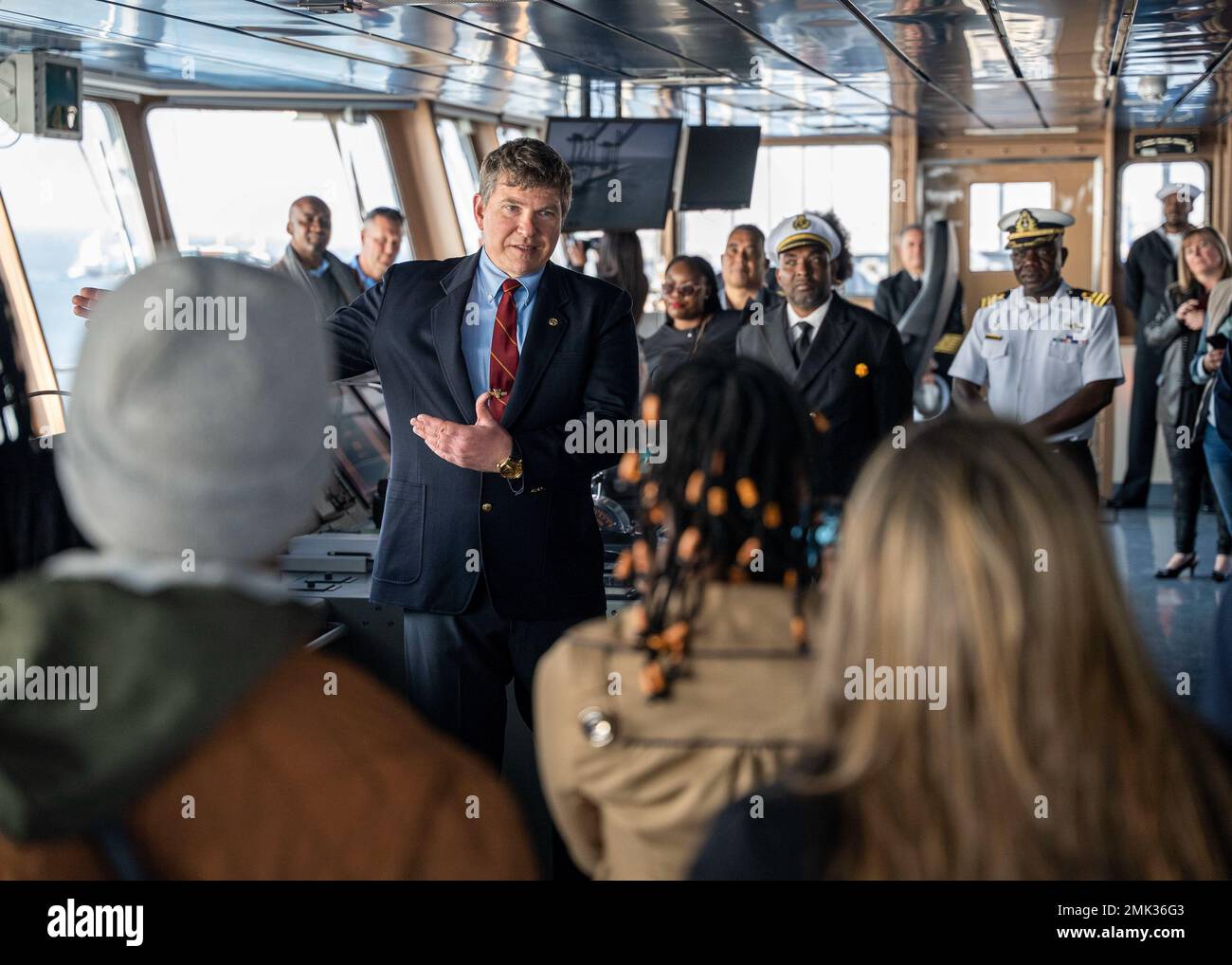 220903-F-LN908-1092 WALVIS BAY, Namibie (sept. 3, 2022) Joseph Darlak, capitaine du navire, fait des mémoires sur les membres de la Force de défense namibienne, les représentants du gouvernement namibien et les dirigeants du Commandement de l'Afrique des États-Unis (USAFRICOM) lors d'une visite à bord de la base maritime expéditionnaire de classe Lewis B. Puller USS Hershel 'Woody' Williams (ESB 4), 3 septembre 2022. Hershel 'Woody' Williams est déployé par rotation dans la zone d'opérations des Forces navales américaines en Afrique, employée par la U.S. Sixth Fleet, pour défendre les intérêts américains, alliés et partenaires. Banque D'Images