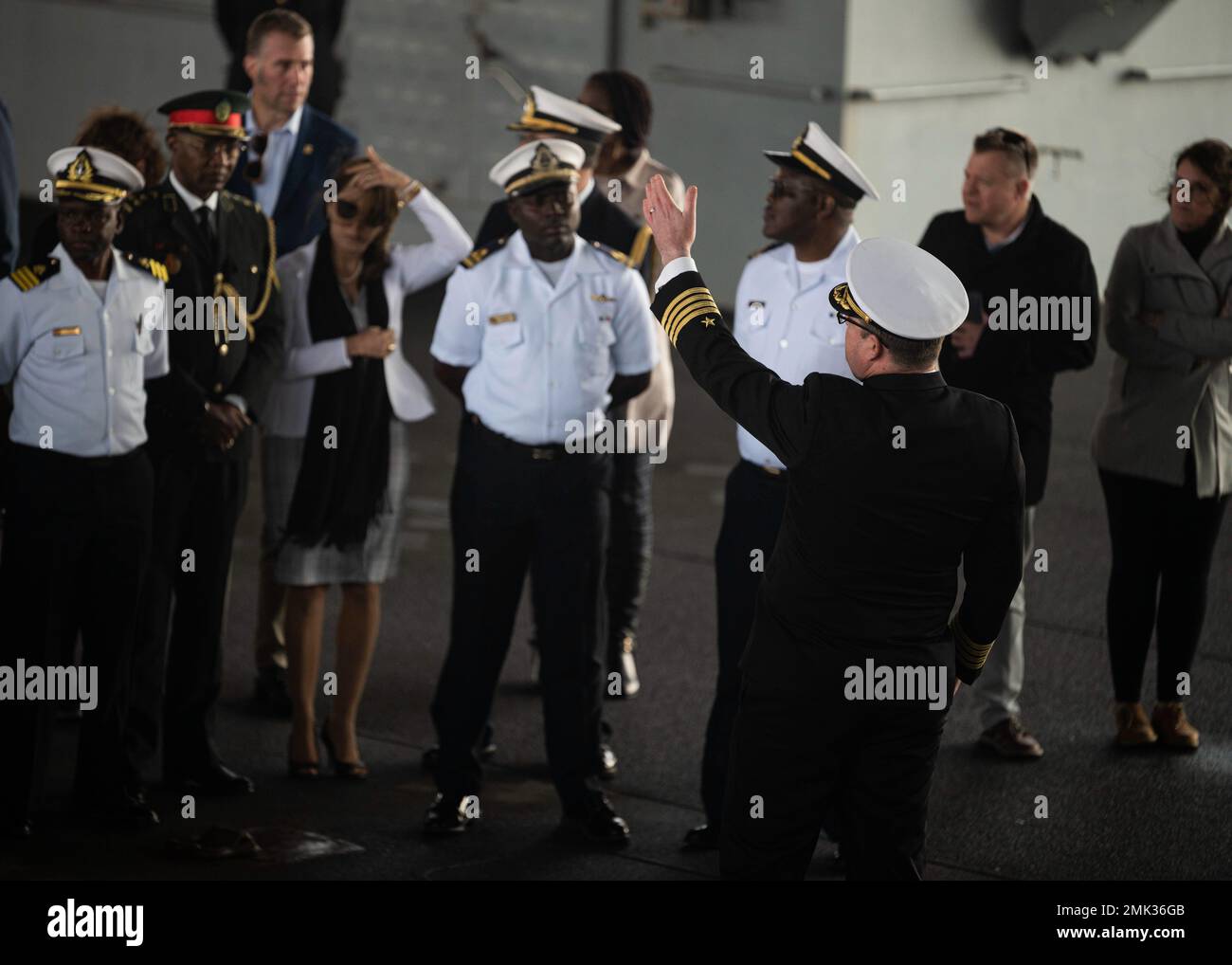 220903-F-LN908-0248 WALVIS BAY, Namibie (sept. 3, 2022) le capitaine Chad Graham, premier plan, commandant de la base maritime expéditionnaire de classe Lewis B. Extractor USS Hershel 'Woody' Williams (ESB 4), fait une visite du navire aux membres de la Force de défense namibienne, aux représentants du gouvernement namibien et aux dirigeants du Commandement de l'Afrique des États-Unis (USAFRICOM), 3 septembre 2022. Hershel 'Woody' Williams est déployé par rotation dans la zone d'opérations des Forces navales américaines en Afrique, employée par la U.S. Sixth Fleet, pour défendre les intérêts américains, alliés et partenaires. Banque D'Images