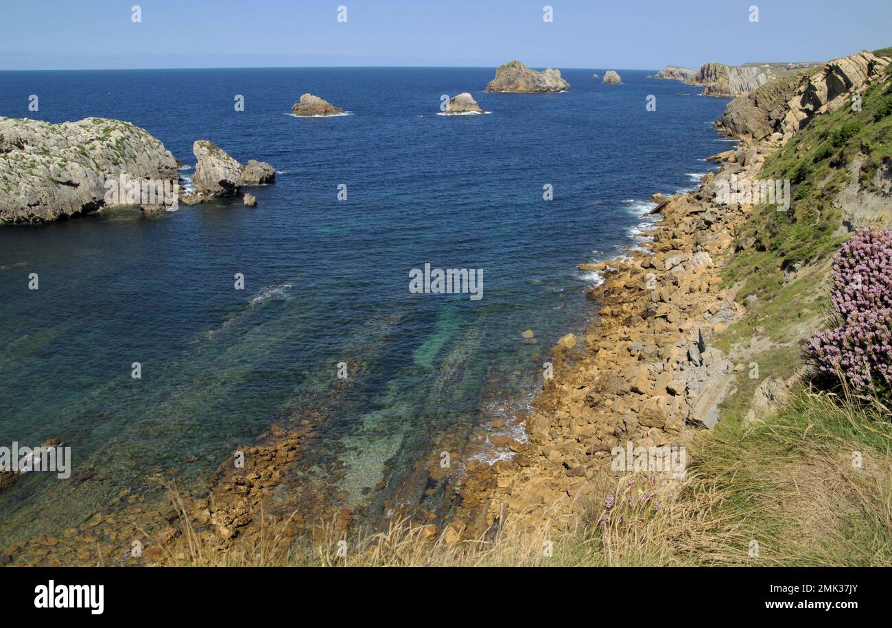 Partie côtière de Cantabrie dans le nord de l'Espagne, érodé la Costa Quebrada, c'est-à-dire la côte brisée Banque D'Images