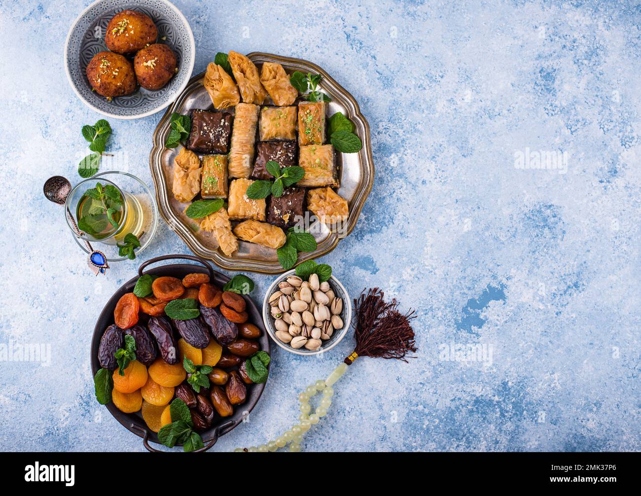 Ramadan iftar desserts traditionnels baklava et dattes Banque D'Images