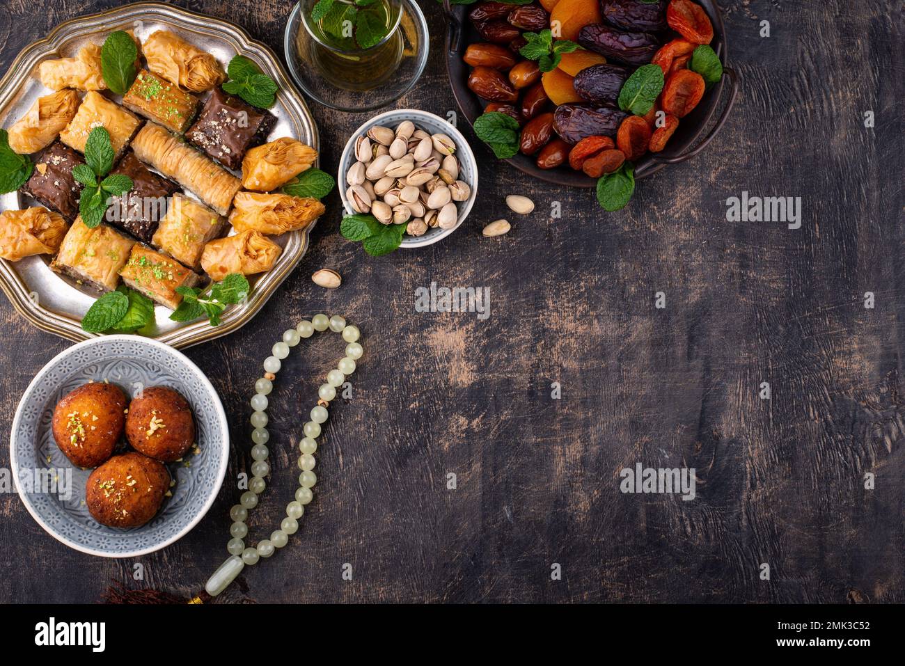 Ramadan iftar desserts traditionnels baklava et dattes Banque D'Images