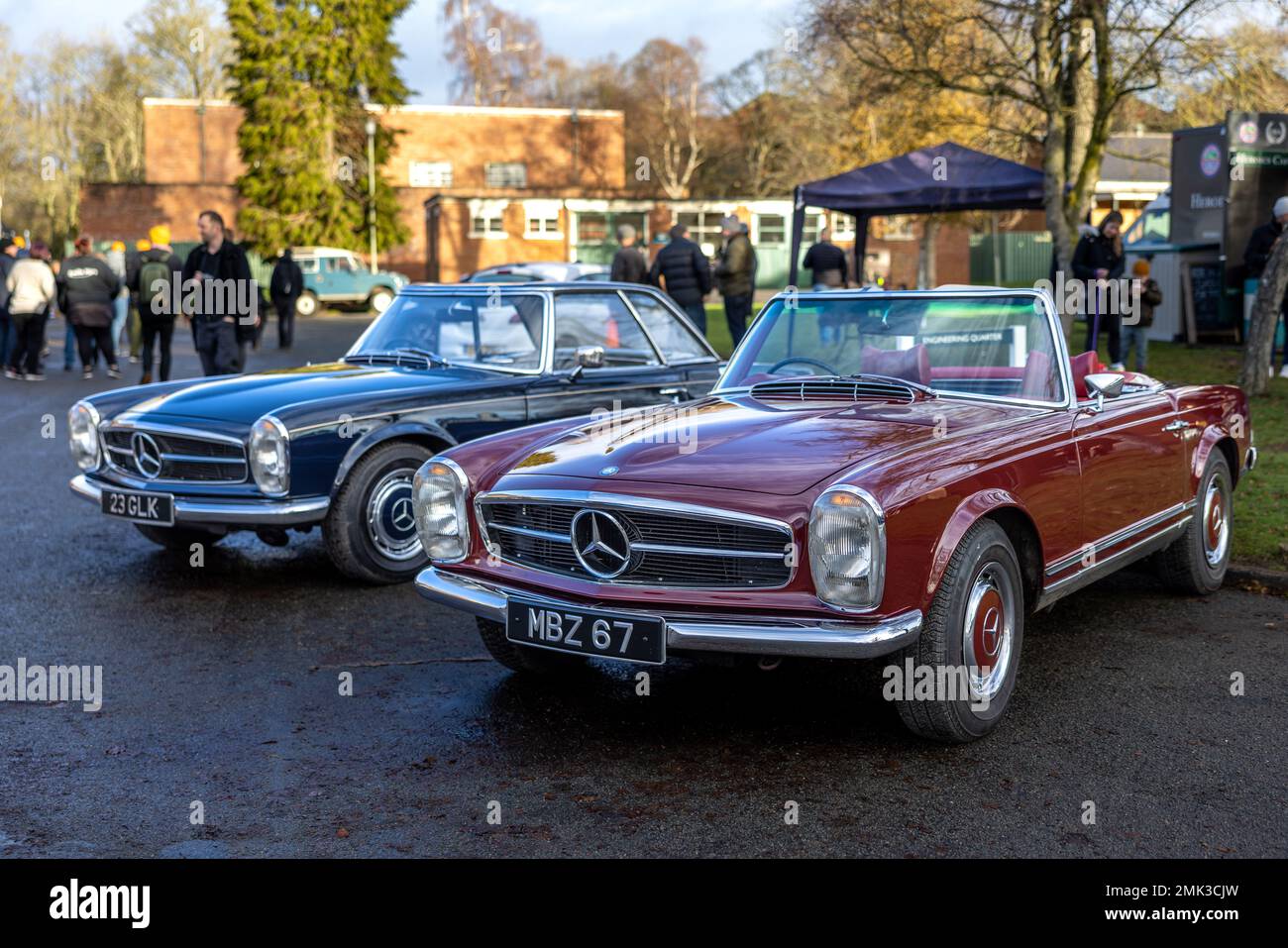 2 Mercedes Benz 250 SL vintage, exposée au Scramble de janvier qui s'est tenu au Bicester Heritage le 8th janvier 2023. Banque D'Images