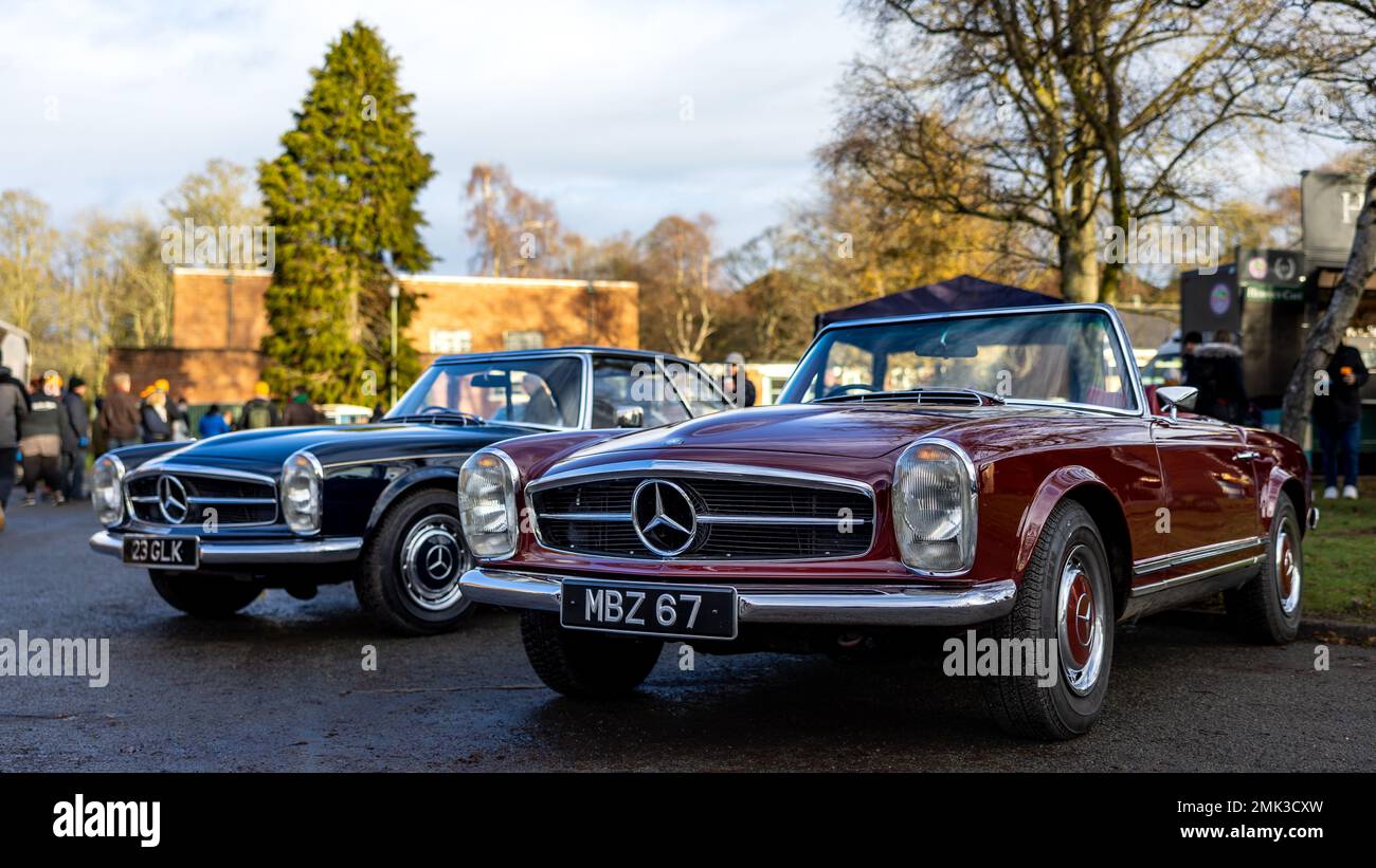 2 Mercedes Benz 250 SL vintage, exposée au Scramble de janvier qui s'est tenu au Bicester Heritage le 8th janvier 2023. Banque D'Images