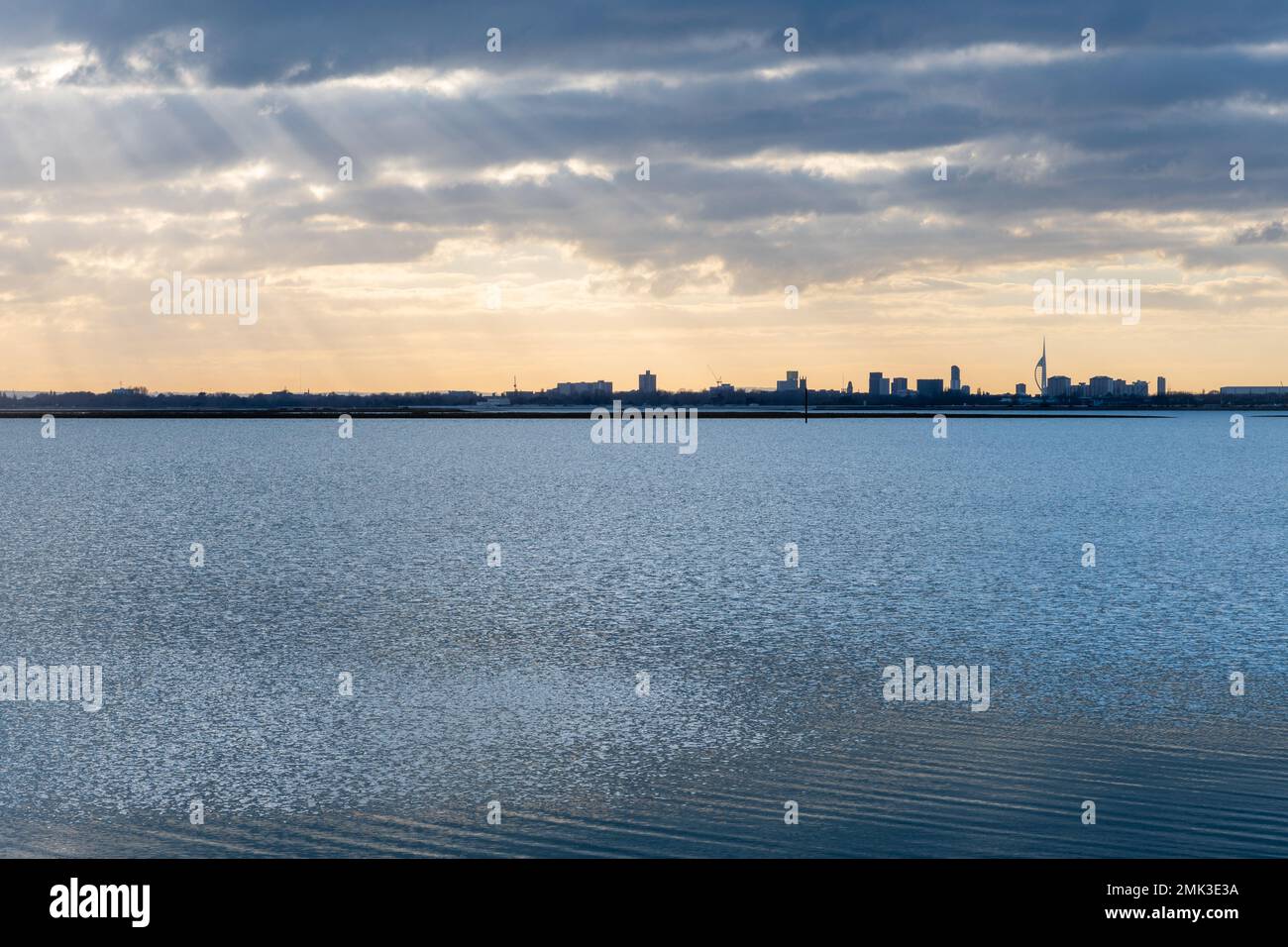 Vue sur les gratte-ciel de Portsmouth en face du port de Langstone, Hampshire, Angleterre, Royaume-Uni Banque D'Images