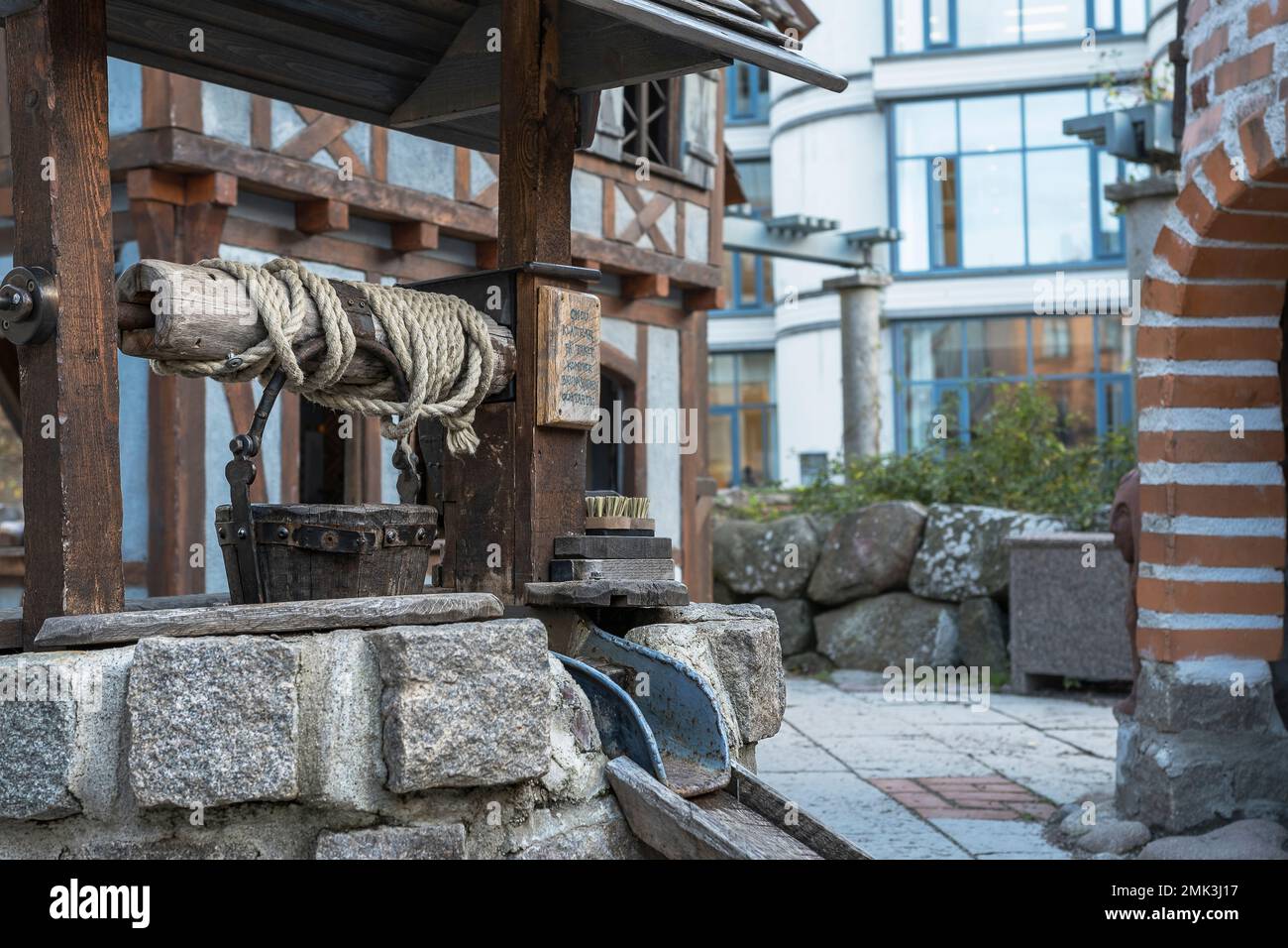Le puits d'eau qui se trouve dans la ville suédoise d'Uppsala, illustre le vieux temps en Suède Banque D'Images
