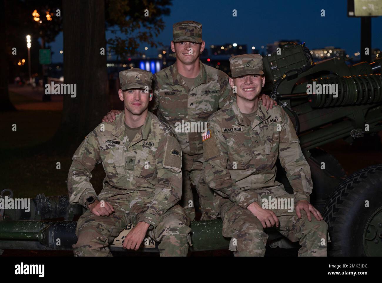 Membres d'équipage de Cannon, Sgt. Anthony Hoggard, Sgt. Christopher Sigler et PFC. Trey Mickelson, du 2nd Bataillon, 218th Field Artillery Regiment, 41st Infantry Brigade combat Team, se reposer sur leur obusier M119 avant de jouer avec l'Oregon Symphony de l'ouverture 1812 de Tchaikovsky au Waterfront concert and Festival, situé au Tom McCall Waterfront Park, au centre-ville de Portland le 3 septembre 2022. La Garde nationale de l'armée de l'Oregon joue avec l'Oregon Symphony au parc aquatique de Portland comme concert gratuit pour les Orégoniens depuis plus d'une décennie. Banque D'Images