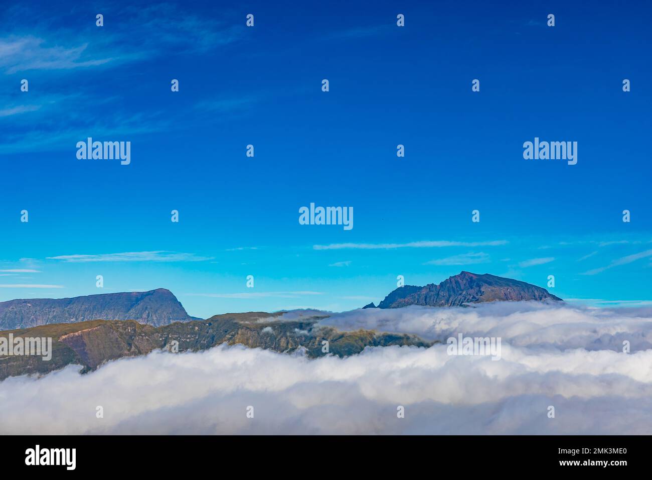 Ile de la Réunion. Vue sur le Piton des neiges au-dessus des nuages Banque D'Images