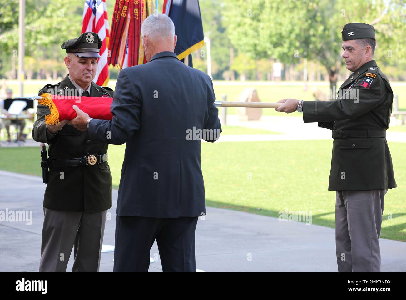 Brig. De l'armée américaine Le général Kevin J. Lambert, commandant adjoint – manœuvre pour la Division d'infanterie de 3rd et (retraité) le Maj Larry Lambert présente le drapeau de l'officier général de brigade présenté par le colonel Eric Hefner pendant le Brig. Cérémonie de promotion du général Lambert à fort Stewart (Géorgie), le 2 septembre 2022. Le commandant adjoint de la manœuvre générale conseille et assiste le commandant général pour la formation et la préparation opérationnelle de la division. Il est diplômé du United States Army War College et a été déployé en Haïti, au Kosovo, en Irak et en Afghanistan. Banque D'Images