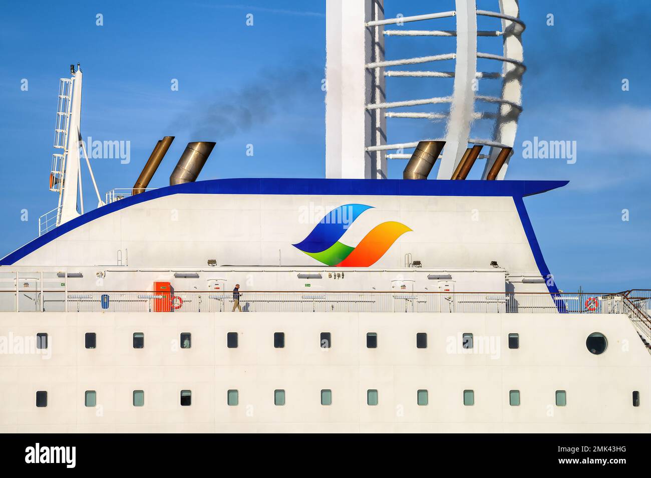 Une vue détaillée du logo Brittany Ferries sur l'entonnoir du ferry E-Flexer Galice. Banque D'Images