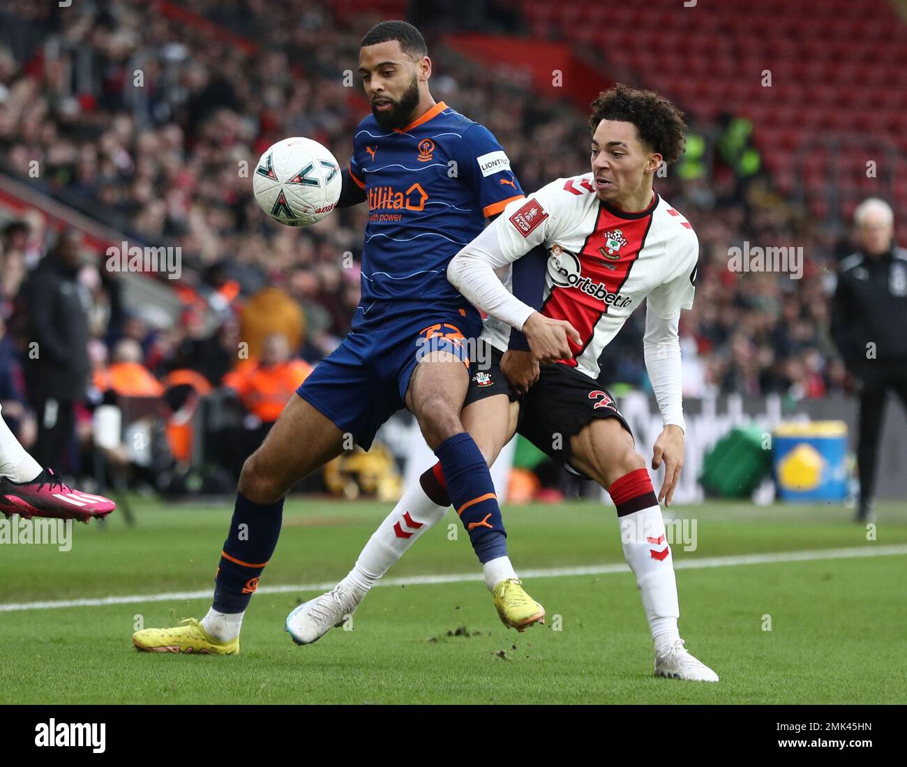 Southampton, Royaume-Uni. 28th janvier 2023. Samuel Edozie de Southampton et CJ Hamilton de Blackpool défi pour le ballon lors du match de la FA Cup au stade St Mary's, Southampton. Le crédit photo devrait se lire: Paul Terry/Sportimage crédit: Sportimage/Alay Live News Banque D'Images