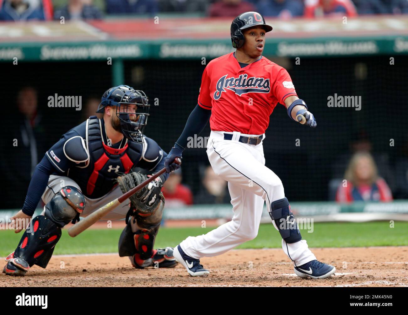 Cleveland Indians' Greg Allen hits a one run double off Atlanta Braves starting pitcher Julio Teheran in the fifth inning during the first game of a baseball doubleheader, Saturday, April 20, 2019, in Cleveland. Carlos Santana scored on the play. (AP Photo/Tony Dejak) Banque D'Images