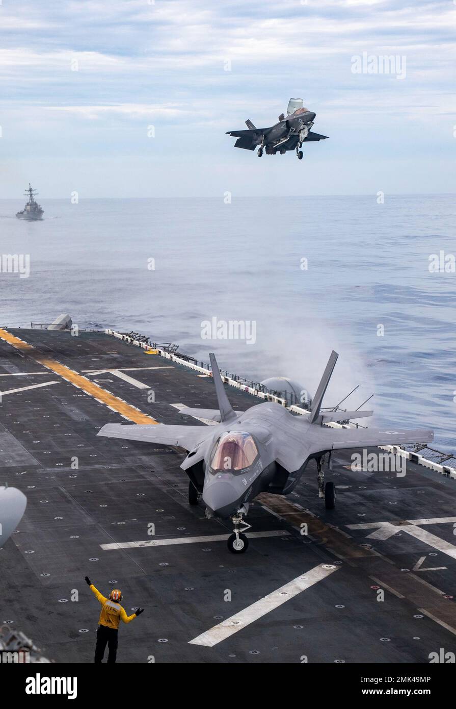 OCÉAN PACIFIQUE (sept 4, 2022) - les pilotes F-35B Lighting II du corps des Marines des États-Unis avec le Marine Fighter Attack Squadron (VMFA) 122, 13th Marine Expeditionary Unit, débarquent à bord du navire d'assaut amphibie USS Makin Island (LHD 8), 4 septembre. Force de préparation, le MEU de 13th s'entraîne pour répondre rapidement aux crises dans tous les domaines par la projection de puissance navale. Le groupe de préparation amphibie de l'île de Makin, composé du navire d'assaut amphibie USS Makin Island (LHD 8) et des quais de transport amphibie Anchorage (LPD 23) et USS John P. Murtha (LPD 26), mène actuellement des opérations d'entraînement intégré Banque D'Images