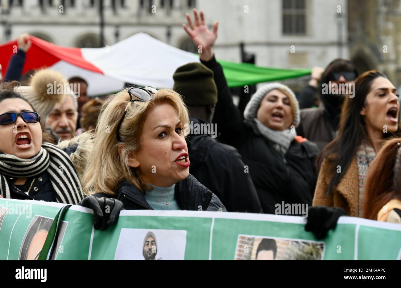 Londres, Royaume-Uni. Lever avec les femmes d'Iran mars et de se rassembler à Westminster, se rappelant la mort de Mahsa Amini aux mains de la police de la moralité en Iran avec la chant : 'femmes, liberté, vie!' Crédit : michael melia/Alay Live News Banque D'Images