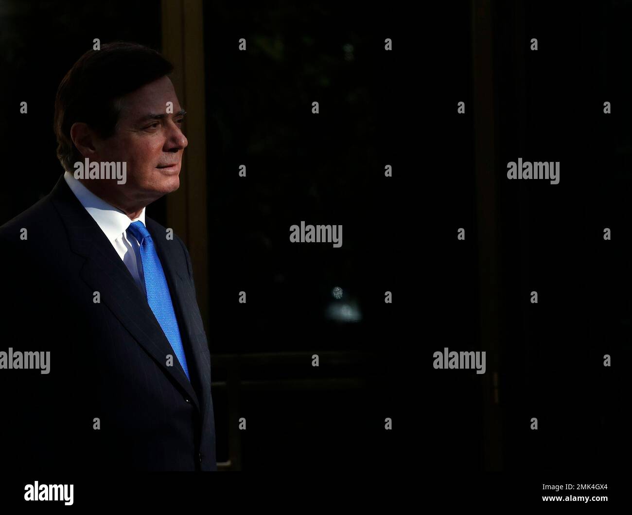 FILE - In this Oct. 30, 2017, file photo, Paul Manafort leaves Federal District Court in Washington. Manafort, President Donald Trump's former campaign chairman, and Manafort's business associate Rick Gates pleaded not guilty to felony charges of conspiracy against the United States and other counts. (AP Photo/Alex Brandon, File) Banque D'Images