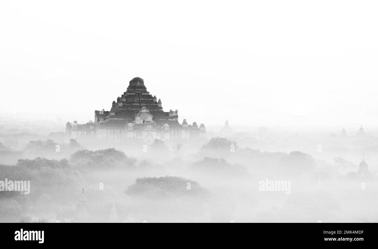 Temple à Bagan dans le brouillard Banque D'Images