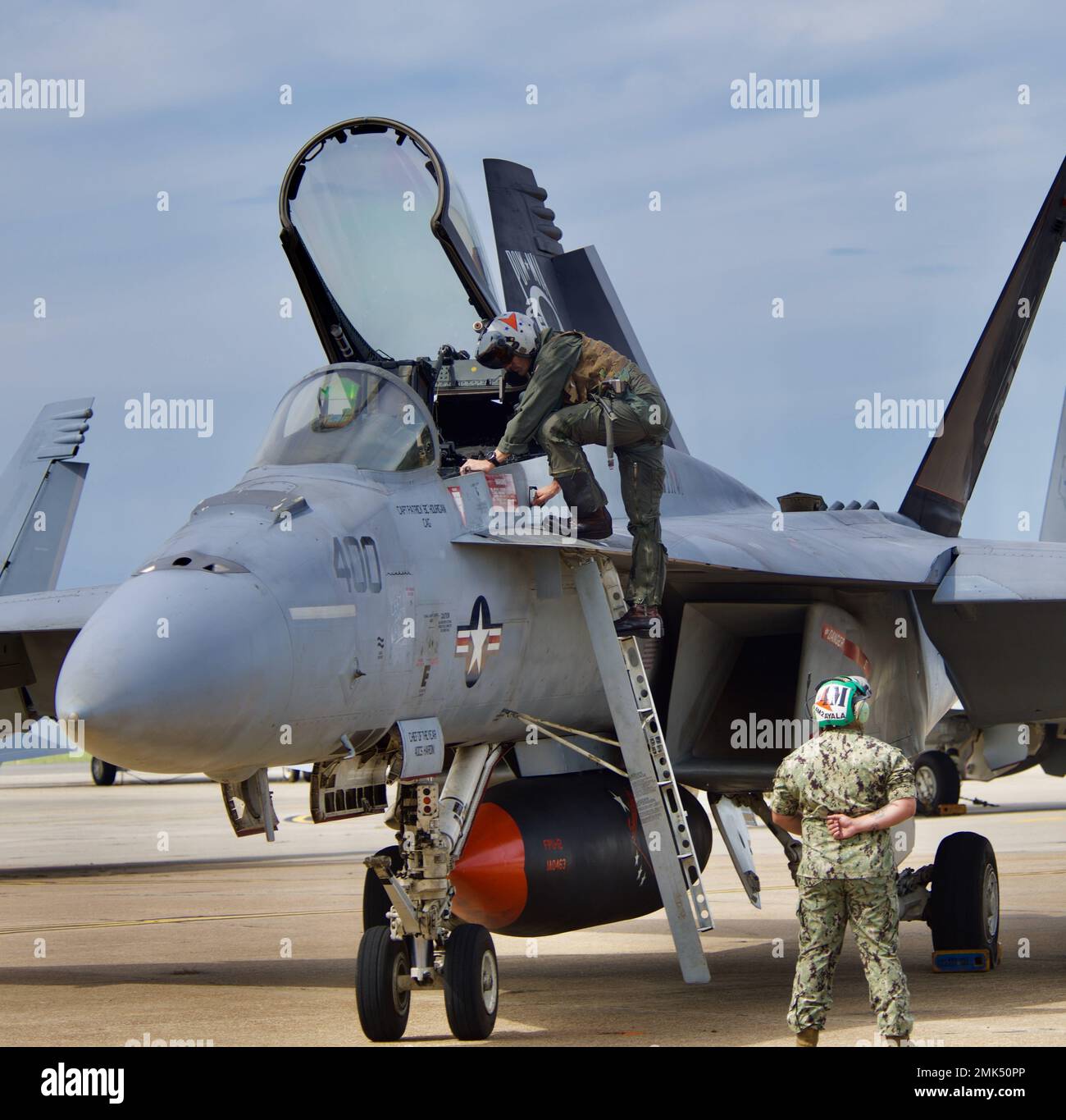 220905-N-TF-1248 VIRGINIA BEACH, Virginie (sept 5, 2022) Un officier de la Marine affecté aux “Sunliners” du Strike Fighter Squadron (VFA) 81, débarque un F/A-18 Super Hornet lors d’un retour à bord de la base aérienne navale Oceana. La VFA 81, attachée à l'escadre aérienne du transporteur (CVW) 1, a terminé un déploiement de neuf mois à bord du porte-avions de la classe Nimitz USS Harry S. Truman (CVN 75) dans le cadre du groupe de grève du transporteur Harry S. Truman afin de soutenir les opérations navales visant à maintenir la stabilité et la sécurité maritimes. Banque D'Images