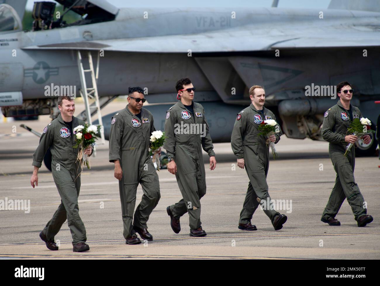 220905-N-TF-1108 VIRGINIA BEACH, Virginie (sept 5, 2022) les officiers de la Marine, affectés aux « coéquipiers de combat » du Strike Fighter Squadron (VFA) 211, se préparent à se réunir avec les membres de leur famille lors d’un retour à bord de la base aérienne navale Oceana. La VFA 211, attachée à l'escadre aérienne du transporteur (CVW) 1, a terminé un déploiement de neuf mois à bord du porte-avions de la classe Nimitz USS Harry S. Truman (CVN 75) dans le cadre du groupe de grève du transporteur Harry S. Truman afin de soutenir les opérations navales visant à maintenir la stabilité et la sécurité maritimes. Banque D'Images