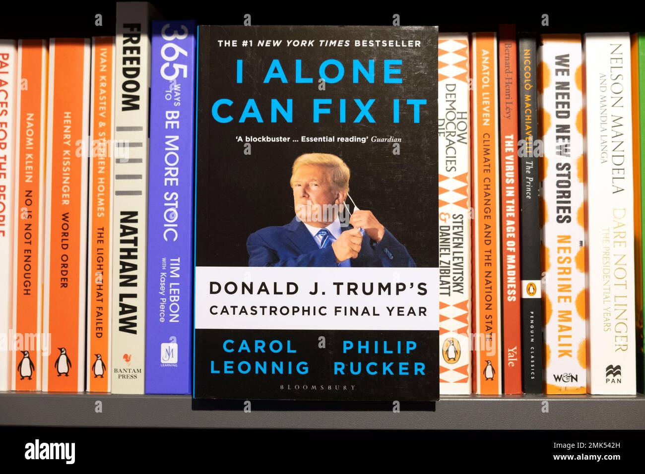 Donald Trump livre couverture 'I Alone CAN Fix it' auteurs Carol Leonnig et Philip Rucker avec des livres sur étagère dans Waterstones librairie 2023 UK Banque D'Images