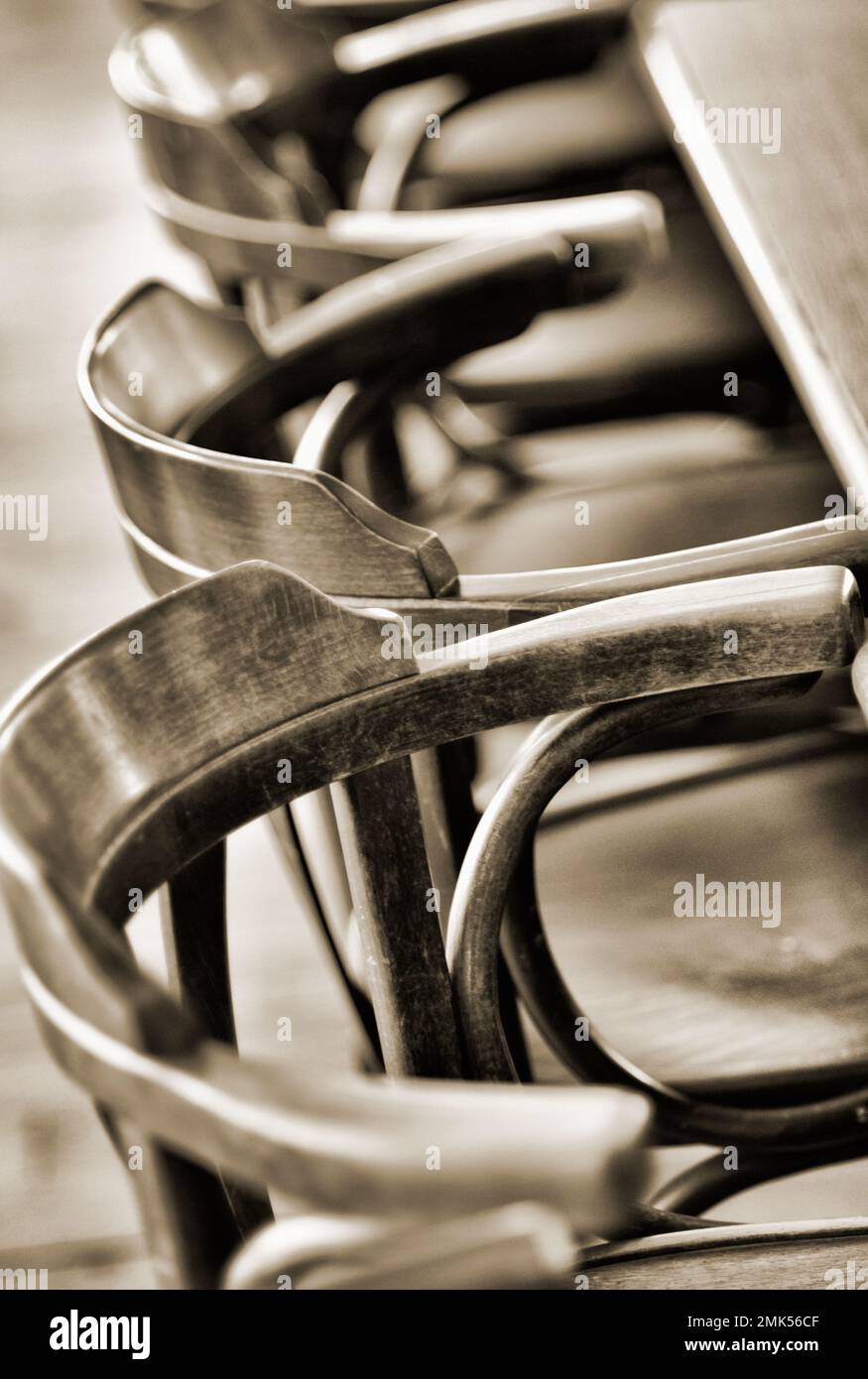 chaises en bois démodées autour d'une table en bois Banque D'Images