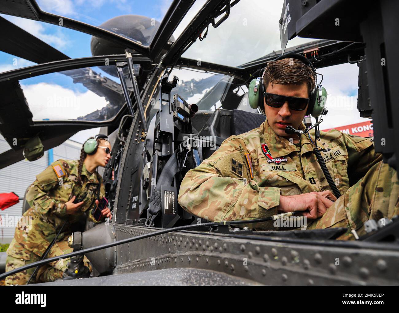 Le capitaine de l'armée américaine Jeffrey Hall, à droite, officier de l'aviation et commandant de la compagnie du quartier général et du quartier général, 1st Bataillon (Attack), 3rd Aviation Regiment, 12th combat Aviation Brigade, armée américaine Europe et Afrique, originaire de Phoenix (Arizona), vérifie les systèmes de communication de l'hélicoptère d'attaque AH-64D Apache avec le réparateur SPC Apache Armament/Electrical/Avionic Systems. Megan Weir avant l'ouverture de l'exposition annuelle 30th de l'industrie de la défense (MSPO) à Kielce, Pologne, le 5 septembre 2022. Plus de 185 exposants de l'industrie de la défense de plus de 15 pays ont participé à la MS Banque D'Images