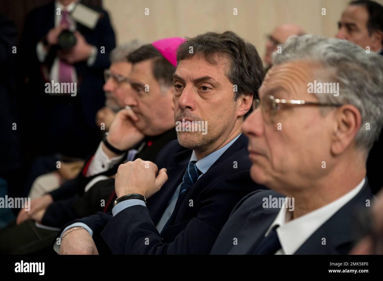 Catanzaro, Italie. 28th janvier 2023. Nicola Fiorita (C), Maire de Catanzaro, vu parmi le public. Nicola Gratteri, le procureur anti-mafia qui a commencé le procès maxi pour 'ndrangheta (mafia) en 2021, a assisté à l'inauguration de l'année judiciaire 2023, tenue au Palais de Justice "Salvatore Blasco" à Catanzaro en présence des autorités locales et des invités. Crédit : SOPA Images Limited/Alamy Live News Banque D'Images