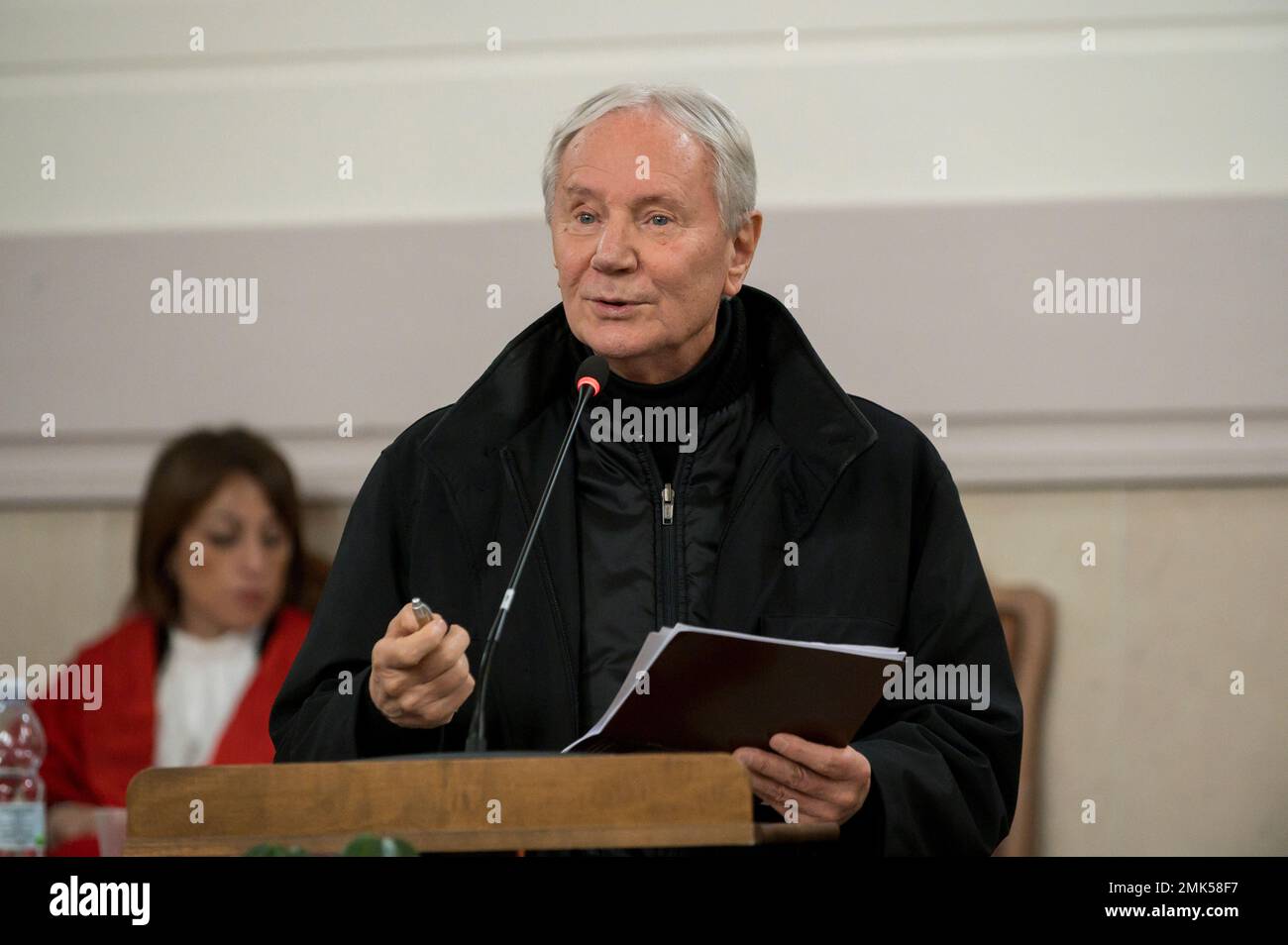 Catanzaro, Italie. 28th janvier 2023. Don Giacomo Panizza, fondateur de l'association Comunità Progetto Sud (Project South Community), a pris la parole lors de l'événement. Nicola Gratteri, le procureur anti-mafia qui a commencé le procès maxi pour 'ndrangheta (mafia) en 2021, a assisté à l'inauguration de l'année judiciaire 2023, tenue au Palais de Justice "Salvatore Blasco" à Catanzaro en présence des autorités locales et des invités. Crédit : SOPA Images Limited/Alamy Live News Banque D'Images