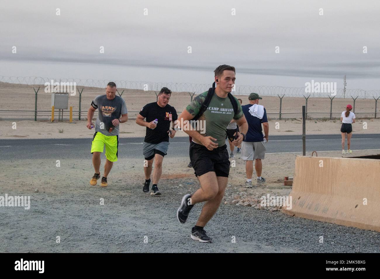 Des soldats de l'armée américaine de la Division d'infanterie 35th et de l'autre côté du camp Arifjan, au Koweït, ont participé à une course de la fête du travail 5k. Banque D'Images