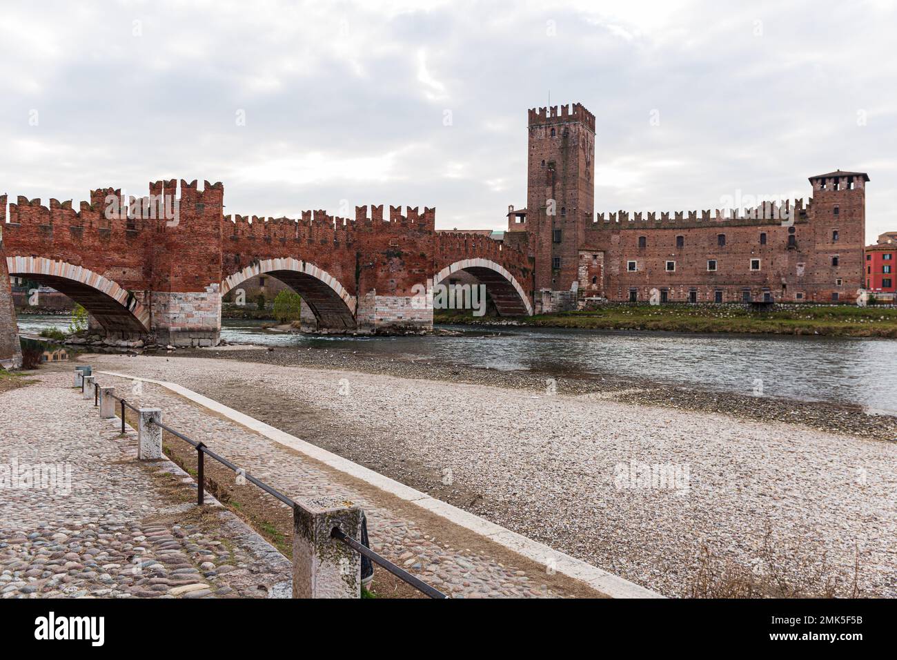 Vue panoramique sur le pont Scaligero de Vérone, Italie Banque D'Images Vue panoramique sur le pont Scaligero de Vérone, Italie Banque D'Images