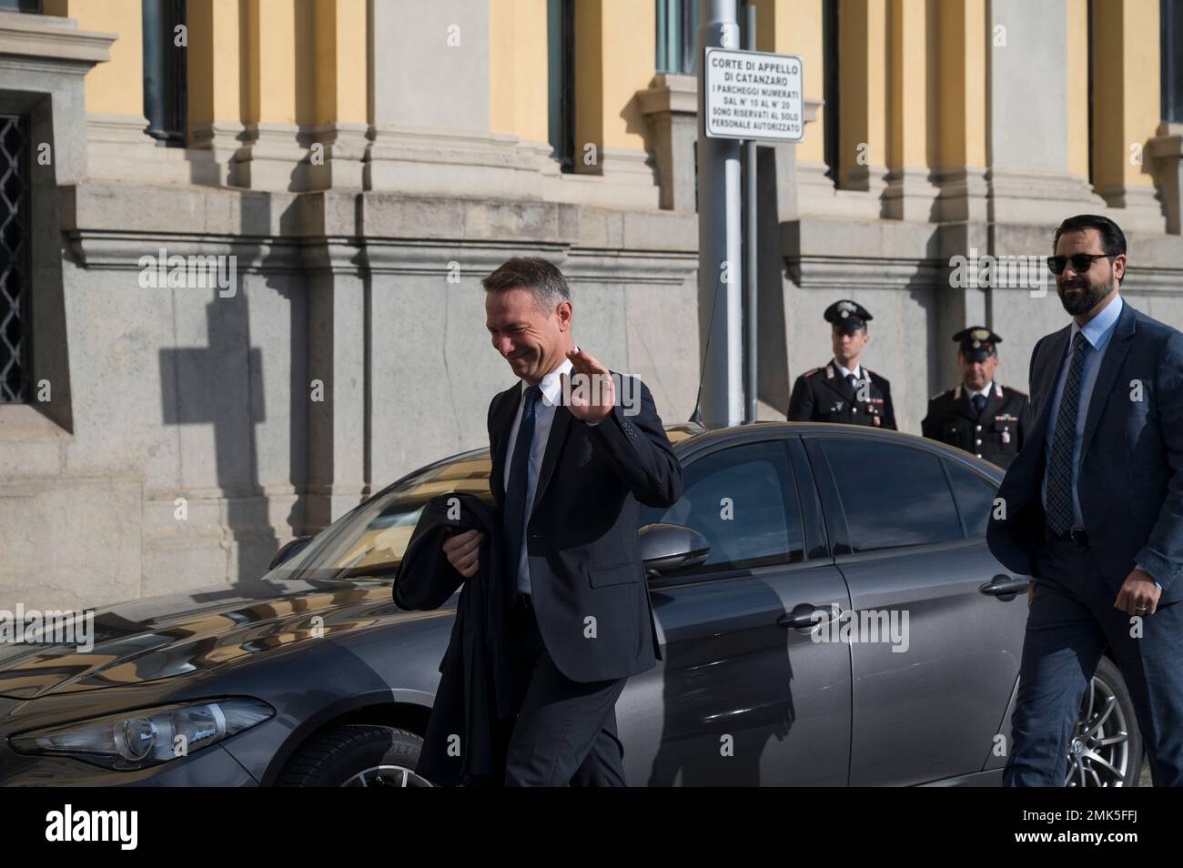 Catanzaro, Italie. 28th janvier 2023. Le procureur Camillo Falvo (L) a vu arriver au Palais de Justice. Nicola Gratteri, le procureur anti-mafia qui a commencé le procès maxi pour 'ndrangheta (mafia) en 2021, a assisté à l'inauguration de l'année judiciaire 2023, tenue au Palais de Justice "Salvatore Blasco" à Catanzaro en présence des autorités locales et des invités. (Photo de Valeria Ferraro /SOPA Images/Sipa USA) crédit: SIPA USA/Alay Live News Banque D'Images