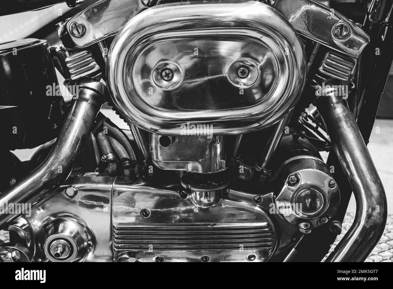 Image en noir et blanc d'un fragment de moteur v-Twin dans un broyeur à l'ancienne. Carter de moteur chromé. Banque D'Images