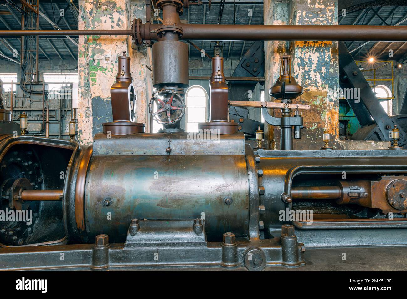 Fragment de moteur à vapeur de 1903. Partie importante de la ligne technologique dans l'usine historique. Grand piston et régulateur centrifuge. Fragment de f Banque D'Images