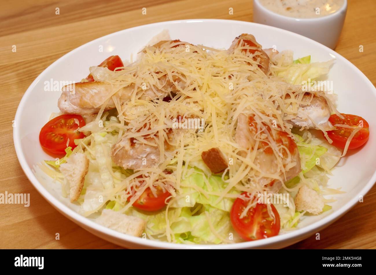 Salade César avec poulet et craquelins Banque D'Images