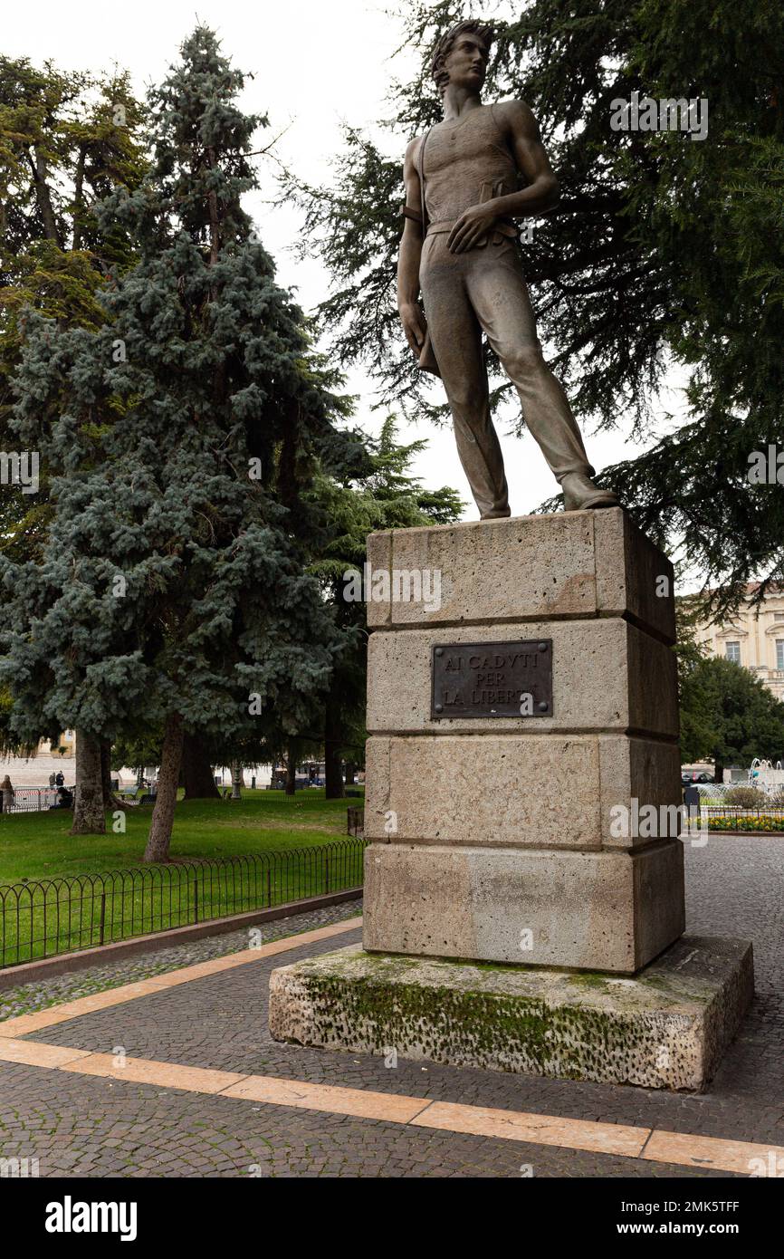 Se souvenir des morts : la statue partisane sur la Piazza Bra, Vérone, Italie Banque D'Images