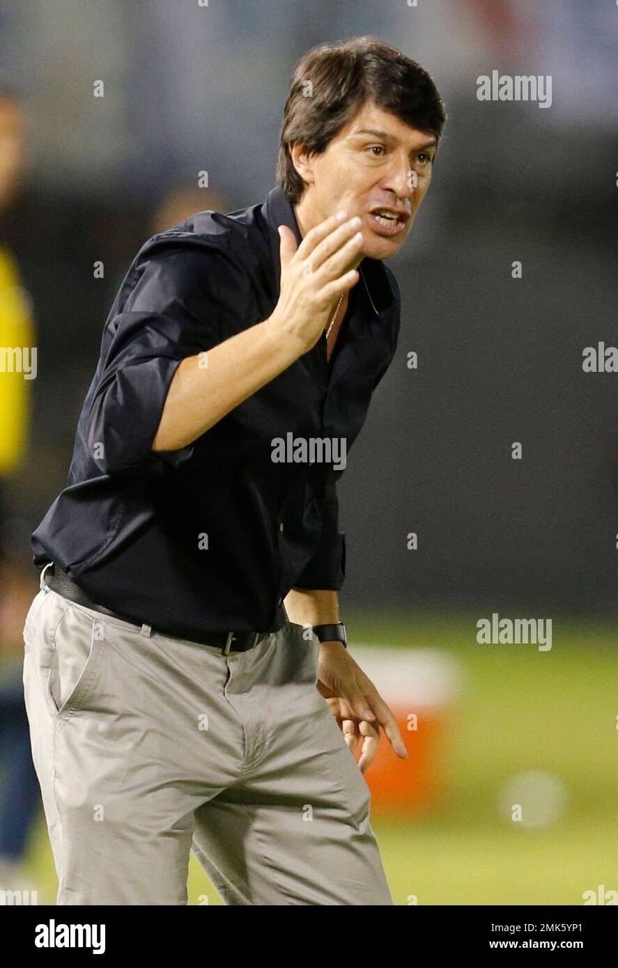 Daniel Garnero, coach of Paraguay's Olimpia, shouts from the sidelines of a Copa Libertadores soccer game against Argentina's Godoy Cruz in Asuncion, Paraguay, Tuesday, April 9, 2019. (AP Photo/Jorge Saenz) Banque D'Images