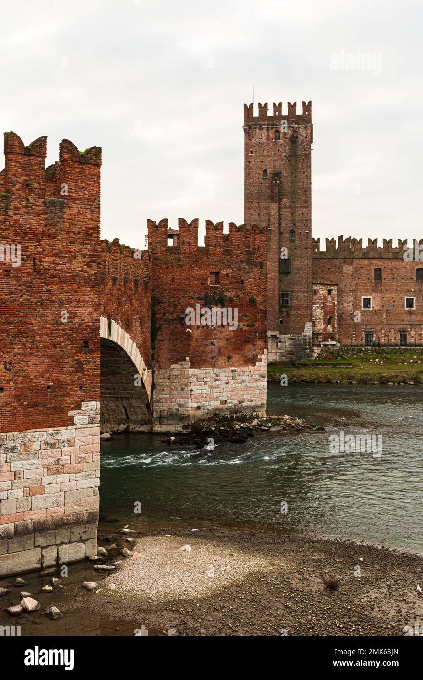 Vue panoramique sur le pont de Castelvecchio à Vérone, en Italie, présentant son design historique de pont d'arche et ses environs pittoresques Banque D'Images Vue panoramique sur le pont de Castelvecchio à Vérone, en Italie, présentant son design historique de pont d'arche et ses environs pittoresques Banque D'Images