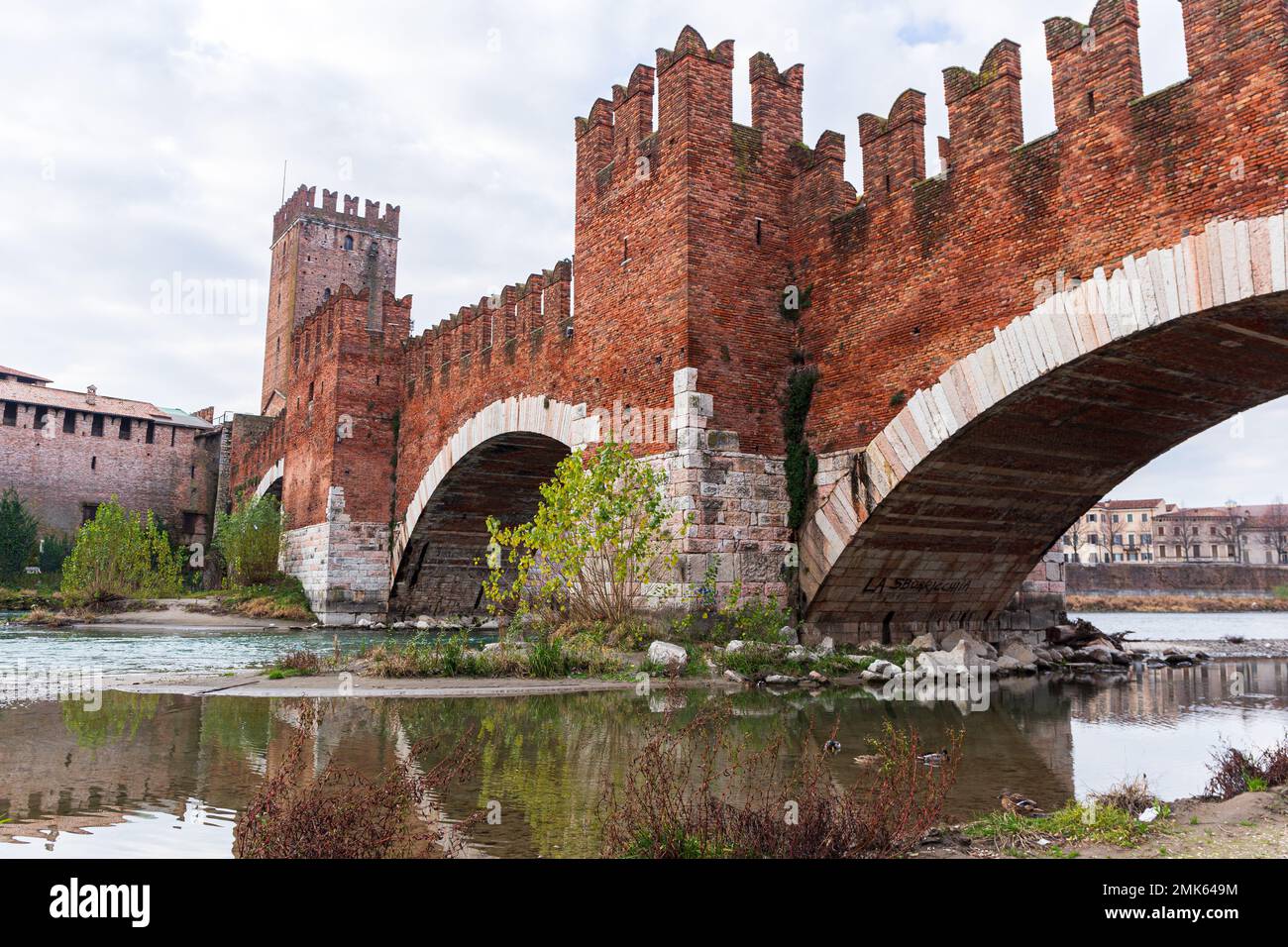Vue panoramique sur le pont de Castelvecchio à Vérone, en Italie, présentant son design historique de pont d'arche et ses environs pittoresques Banque D'Images Vue panoramique sur le pont de Castelvecchio à Vérone, en Italie, présentant son design historique de pont d'arche et ses environs pittoresques Banque D'Images