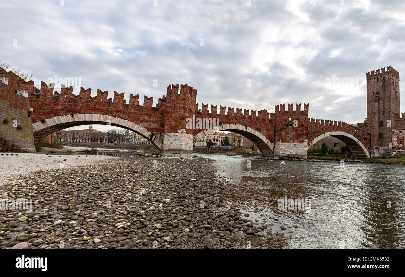 Vue panoramique sur le pont Scaligero de Vérone, Italie Banque D'Images