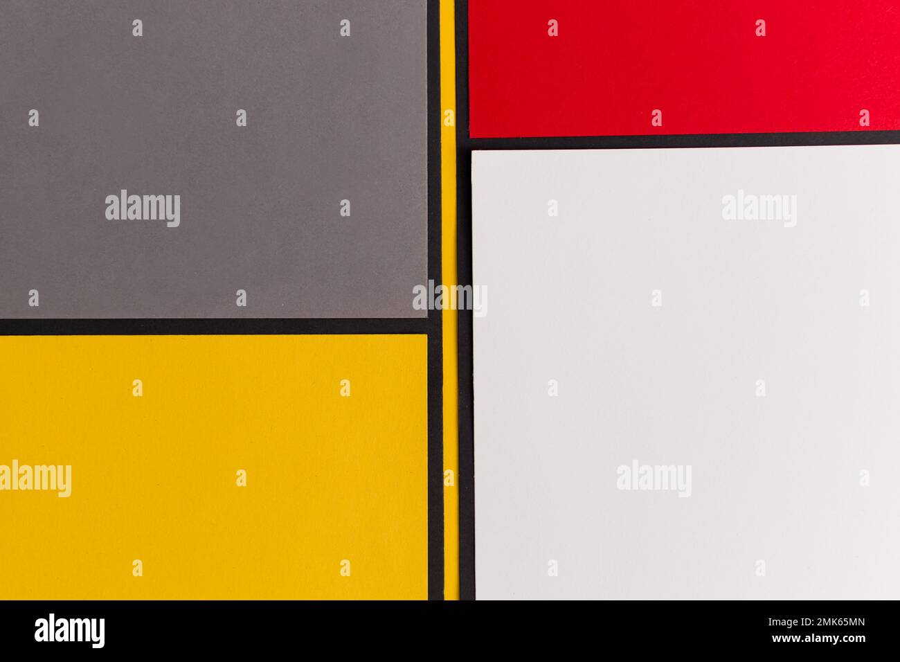 Arrière-plan divisé géométrique rouge, blanc jaune et gris Banque D'Images