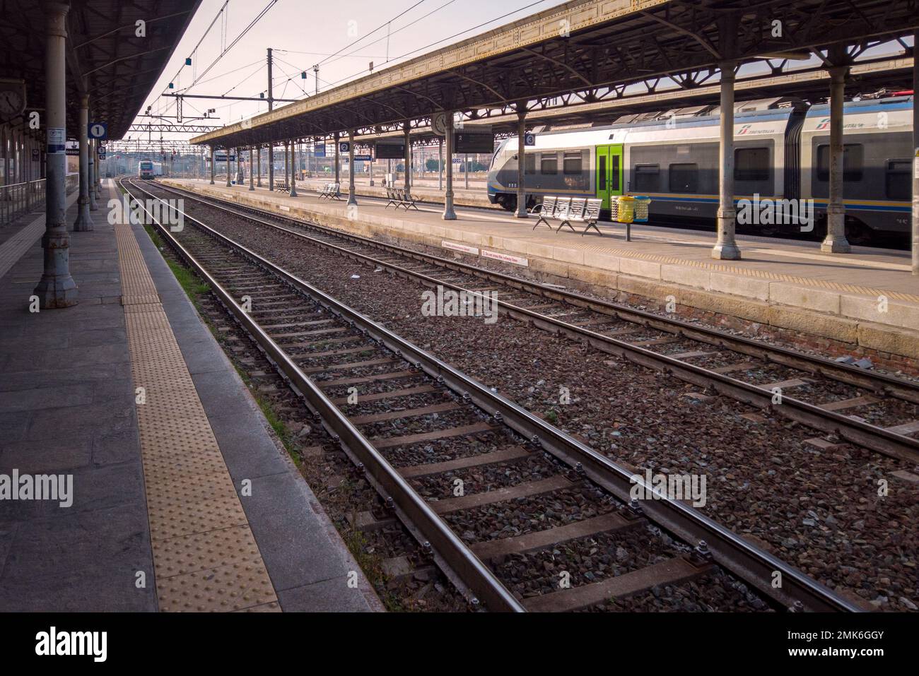 Fossano, Piémont, Italie - 15 janvier 2023: La gare avec train à la plate-forme Banque D'Images