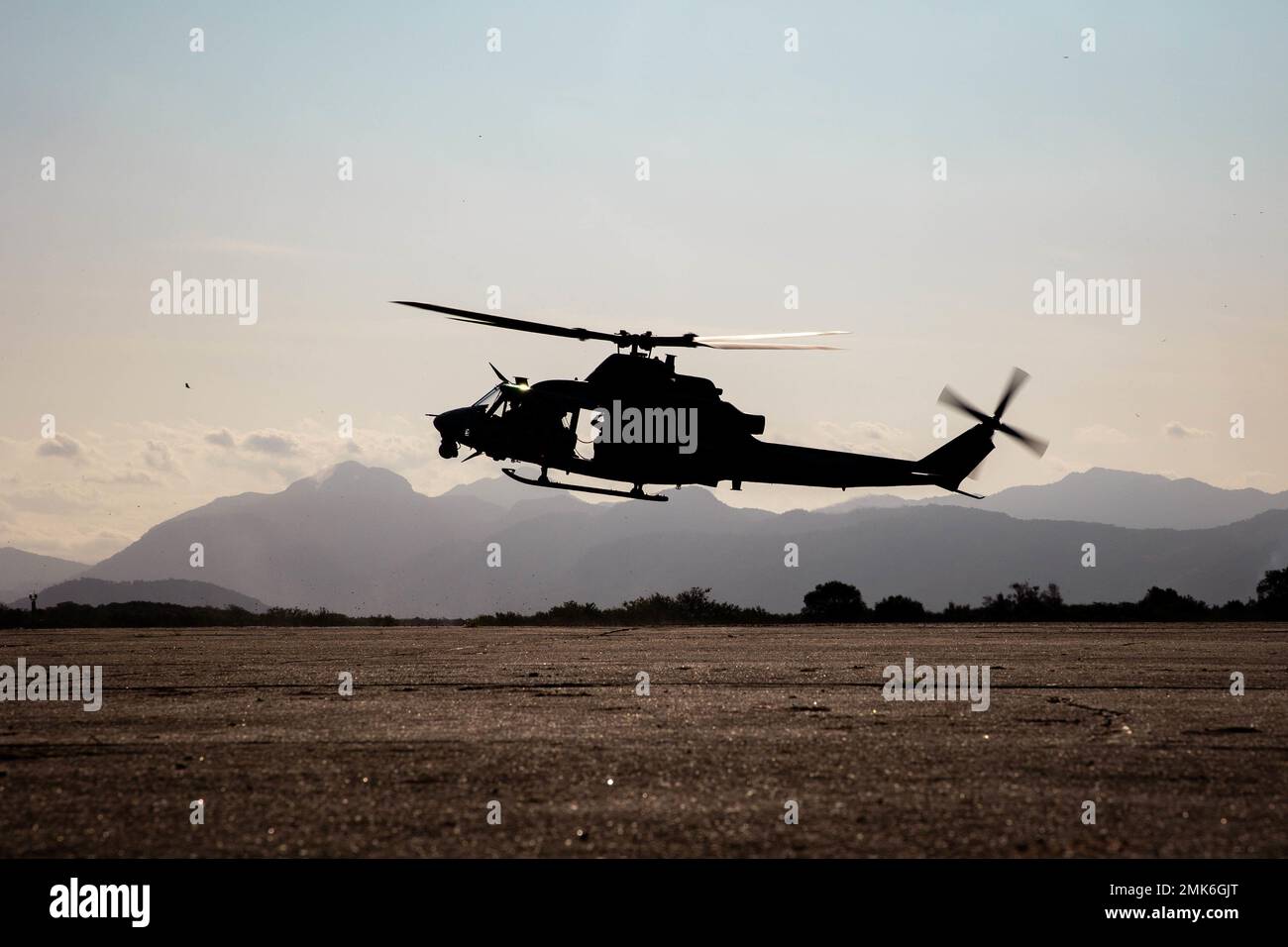 Un hélicoptère UH-1Y Venom affecté à l'Escadron d'hélicoptères d'attaque légère (HMLA) 773, 4th, aile d'aéronefs marins, Réserve des Forces maritimes, à l'appui de la Force opérationnelle aérienne terrestre spéciale UNITAS LXIII, survole une ligne de vol de la Force aérienne brésilienne dans le cadre de l'exercice UNITAS LXIII à la base aérienne de Santa Cruz, Rio de Janeiro, le 6 septembre 2022. UNITAS forme des forces pour mener des opérations maritimes conjointes par l'exécution d'opérations de guerre anti-surface, anti-sous-marine, anti-aérienne, amphibie et électronique qui améliorent la compétence en matière de combat et augmentent l'interopérabilité entre les participants n Banque D'Images