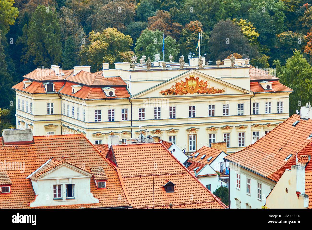 Vue panoramique de l'ambassade d'Allemagne par les arbres d'automne à Prague, République tchèque. Banque D'Images